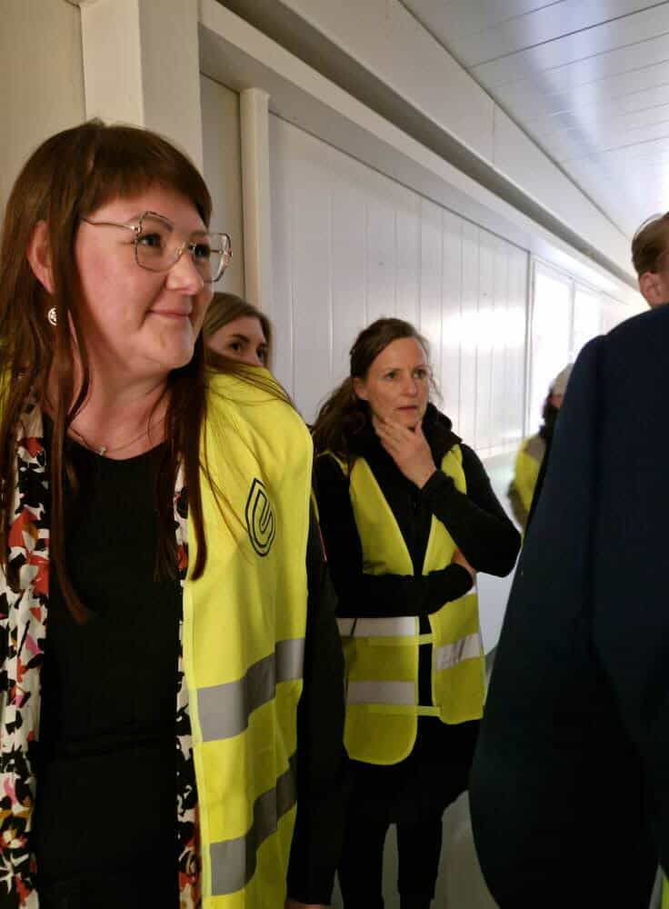 AL AJ i fabriken